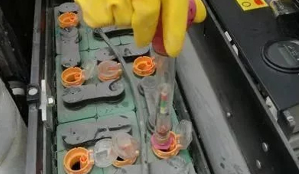 90%的人竟然不知路，叉车蓄电池要加水？
